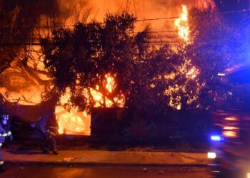 Aficionados de la U encendieron un incendio en el exterior de un hotel en La Serena antes del partido contra Alianza Lima.