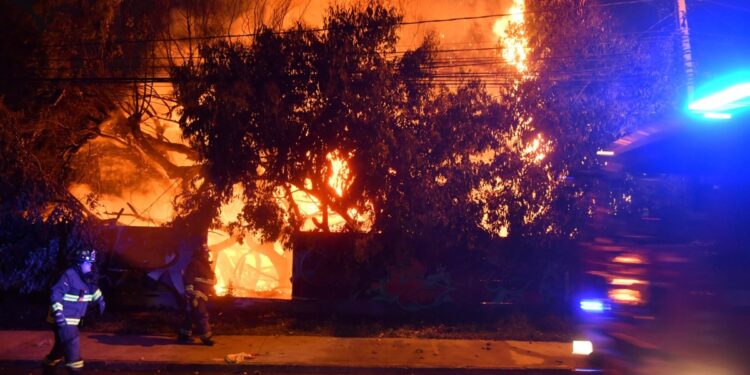 Aficionados de la U encendieron un incendio en el exterior de un hotel en La Serena antes del partido contra Alianza Lima.