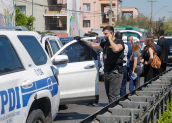 PDI se enfrentó a tiros con individuos que fingían ser detectives para cometer un robo en un comercio de San Miguel.