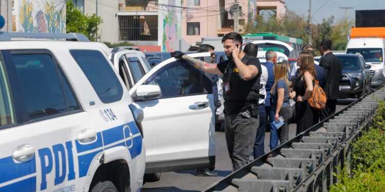 PDI se enfrentó a tiros con individuos que fingían ser detectives para cometer un robo en un comercio de San Miguel.