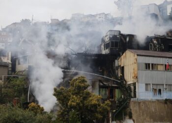 Incendio en cerro El Litre de Valparaíso arrasó con tres viviendas y causó daños parciales en una más, provocando el colapso de parte de una casa.