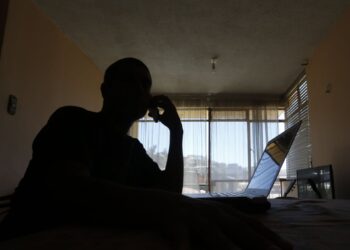 Investigación muestra que el 60% de los empleados no duerme lo suficiente por culpa del estrés.