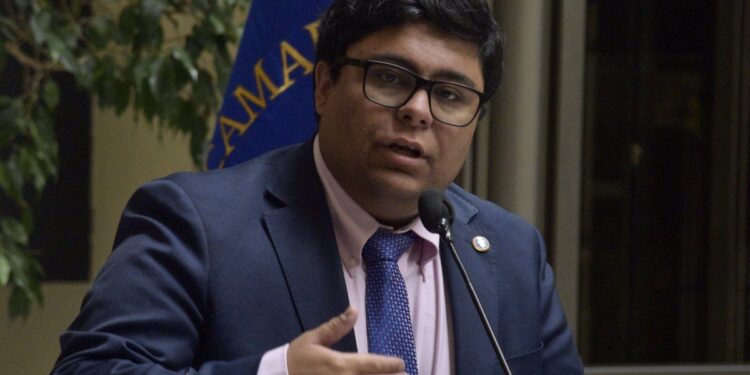 Diputado republicano José Carlos Meza cuestiona a Eduardo Artés por sus comentarios sobre Kast: «¿A quién está representando?»