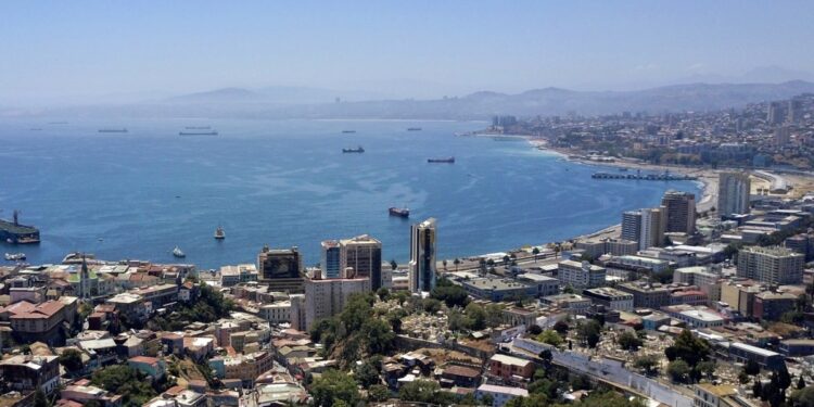 El Tratado de Altamar recaba las firmas necesarias para su implementación, mientras las autoridades chilenas apoyan la candidatura de Valparaíso como sede.