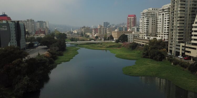 Un estudio muestra una notable desigualdad en el mercado inmobiliario: las comunas más costosas tienen el doble de precios que las más económicas.