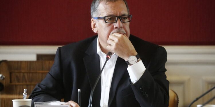 Senador Lagos Weber responde a las críticas sobre la discusión del Presupuesto 2026: «Siempre lo hemos tratado de manera responsable».