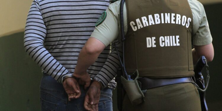 Carabineros detuvo a dos personas por el robo en una vivienda en Paine.