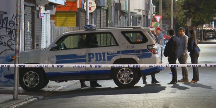 Hombre fue asesinado a tiros de manera brutal mientras estaba con su pareja en La Reina.