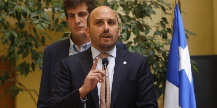 Diputados de RN solicitan al presidente de la Cámara una sesión especial para votar el proyecto de ley de Responsabilidad Penal Adolescente.