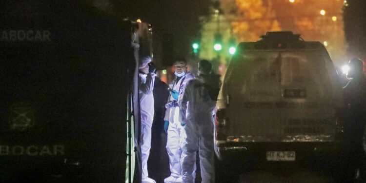 Hombre se prende fuego en el parque Bustamante de Providencia y se quita la vida; Carabineros descartan intervención de terceros.