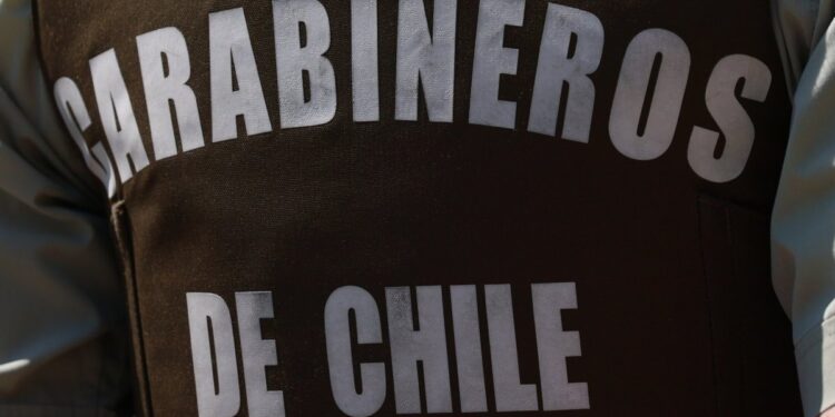 Carabineros auxilian a excursionista con fractura en la pierna en el cerro San Cristóbal.