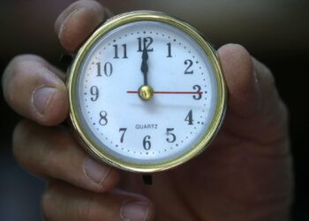 Académica señala que el ajuste horario ha perdido su justificación energética en Chile.