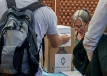 Elecciones fundamentales en Argentina: Buenos Aires participa en las regionales que evalúan el desempeño del partido de Milei frente al peronismo.