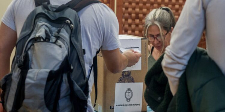 Elecciones fundamentales en Argentina: Buenos Aires participa en las regionales que evalúan el desempeño del partido de Milei frente al peronismo.