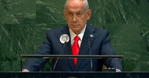 Netanyahu comienza su discurso entre abucheos, aplausos y con el hemiciclo casi desierto.