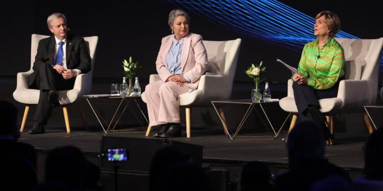 Kast y Jara: La contienda presidencial se ajusta a un solo punto, según Encuesta Criteria.