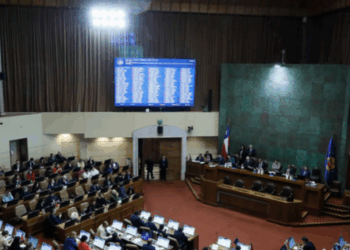 Cámara aprueba proyecto de voto obligatorio sin sanciones y desata críticas en el Congreso.