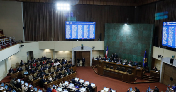 Cámara aprueba proyecto de voto obligatorio sin sanciones y desata críticas en el Congreso.