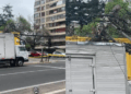 Camión tumbó un poste en Providencia y causó atochamiento en hora punta.