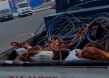 Funcionarios municipales arrestados por robar cobre de un camión fiscal en Maipú.