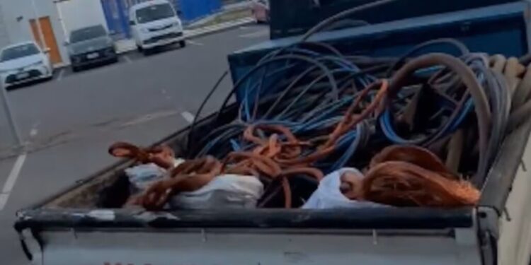 Funcionarios municipales arrestados por robar cobre de un camión fiscal en Maipú.