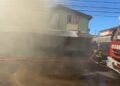 Incendio daña tres casas en Nacimiento y amenaza a las viviendas cercanas.