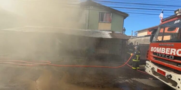 Incendio daña tres casas en Nacimiento y amenaza a las viviendas cercanas.