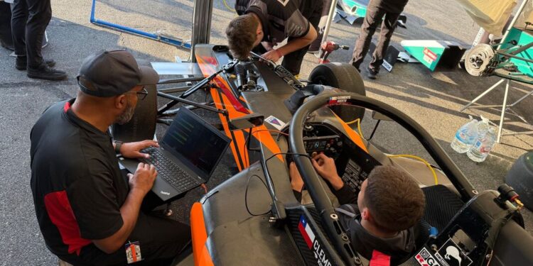 Clemente Huerta se despide de la carrera en la F4 de EE.UU. por problema de frenos.