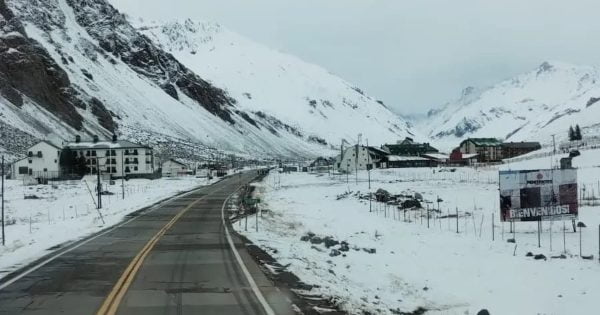Paso fronterizo Cristo Redentor sigue cerrado por la nieve en la cordillera.