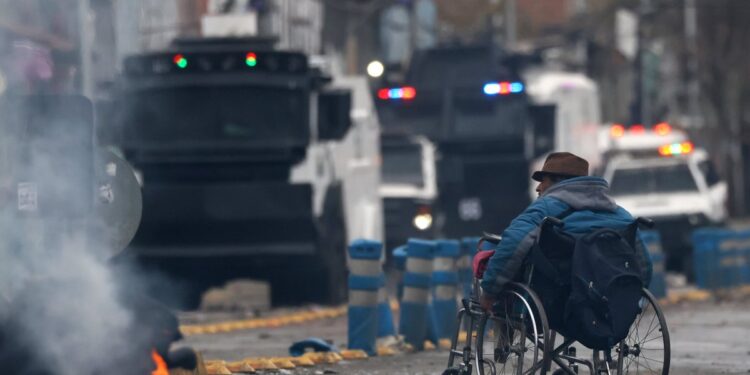 Disturbios en la romería al Cementerio General de Santiago resultan en 57 detenidos.