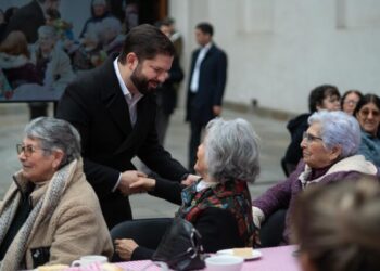 Entre peleas y reconocimientos políticos, comienza a regir el aumento de la PGU.