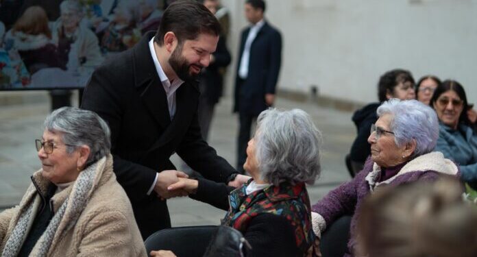 Entre peleas y reconocimientos políticos, comienza a regir el aumento de la PGU.