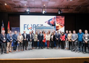 Gobierno y universidades pactan modernizar fundiciones y refinerías.