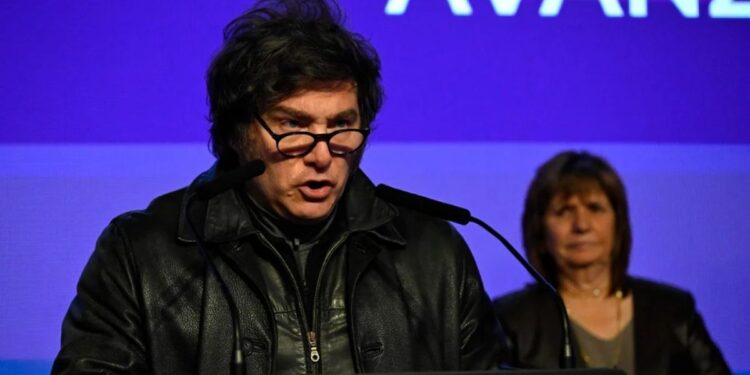 Javier Milei admite su derrota electoral en Buenos Aires, pero sostiene que su gestión «no cambiará, sino que se intensificará».