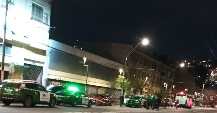 Capturan a delincuente involucrado en el asalto a una carnicería en Valparaíso: el ladrón resultó herido de bala en la mano.