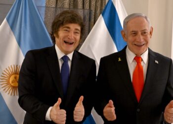 Milei y Netanyahu acuerdan colaborar en ciencia y tecnología, y discuten el caso de cuatro rehenes argentinos en Gaza.