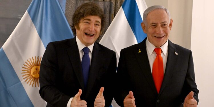 Milei y Netanyahu acuerdan colaborar en ciencia y tecnología, y discuten el caso de cuatro rehenes argentinos en Gaza.