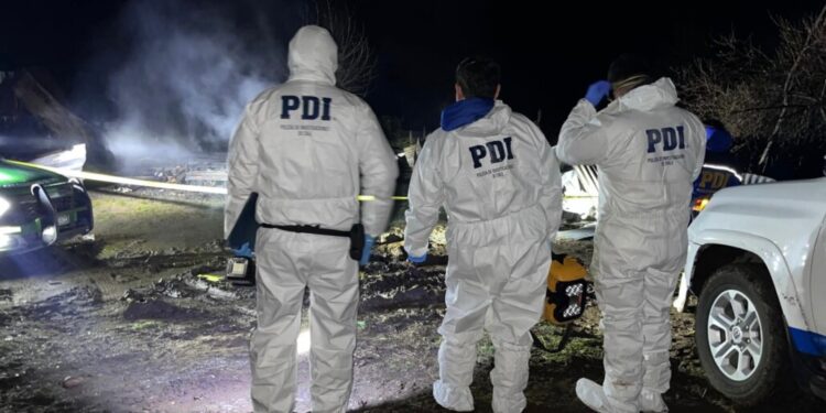 Adulto mayor fallece en un violento incendio que arrasó una casa en Panguipulli.