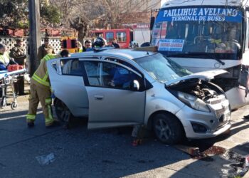 Accidente entre un microbús y un automóvil en el sur de Los Ángeles dejó a dos personas heridas.