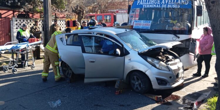 Accidente entre un microbús y un automóvil en el sur de Los Ángeles dejó a dos personas heridas.