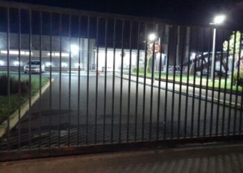 Hombre herido de bala llega al SAR en Los Ángeles, lo que provocó la suspensión de la atención médica.