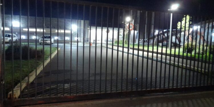 Hombre herido de bala llega al SAR en Los Ángeles, lo que provocó la suspensión de la atención médica.