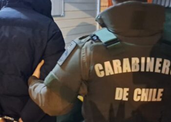 Delincuentes entraron en una vivienda en Los Ángeles y amenazaron de muerte a una pareja para llevar a cabo un robo.