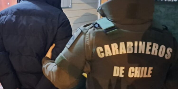 Delincuentes entraron en una vivienda en Los Ángeles y amenazaron de muerte a una pareja para llevar a cabo un robo.