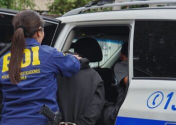 Detienen a un joven de 19 años con “libertad vigilada” por violar a su madre en Osorno y queda encarcelado.