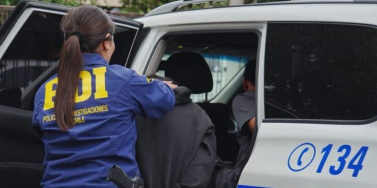 Detienen a un joven de 19 años con “libertad vigilada” por violar a su madre en Osorno y queda encarcelado.