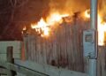 Incendio arrasó una bodega y amenazó a viviendas en Nacimiento.