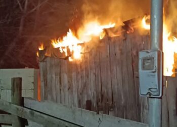 Incendio arrasó una bodega y amenazó a viviendas en Nacimiento.