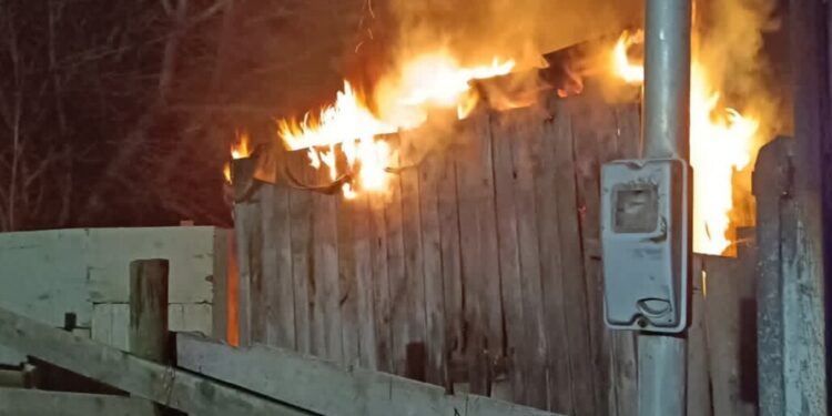 Incendio arrasó una bodega y amenazó a viviendas en Nacimiento.