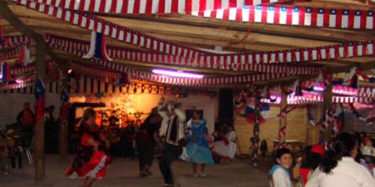 Las olvidadas fondas de Los Ángeles que se llevaban a cabo en Bomberos, el Regimiento y una Parroquia.